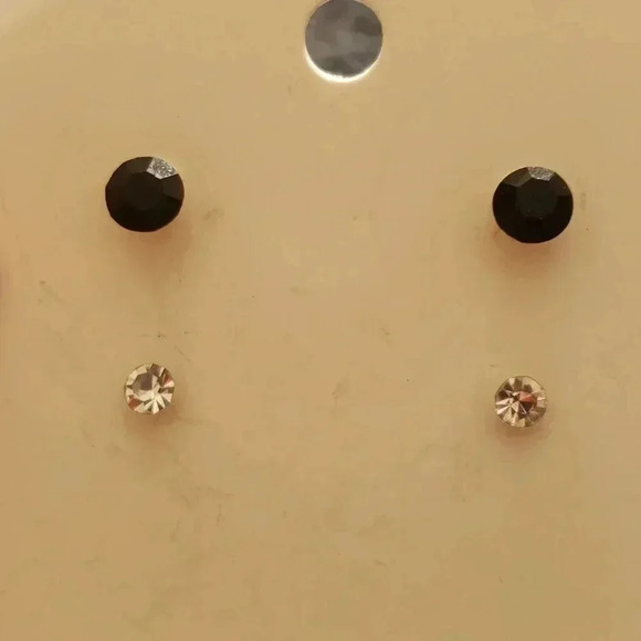 Set of two pairs fashion earrings Brand new - Picture 2 of 3